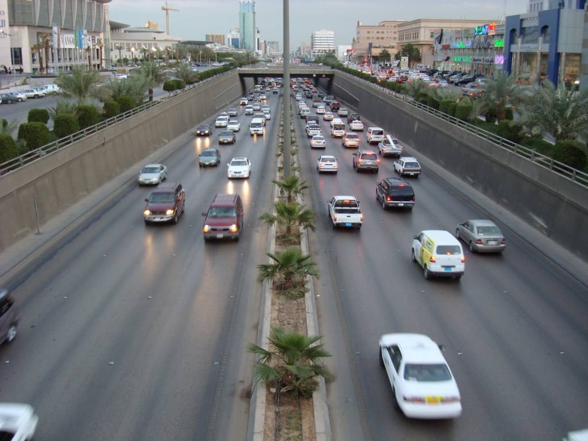 أعلى مساهمة لقطاع الخدمات في الاقتصاد السعودي خلال 36 عاما .. 42 %