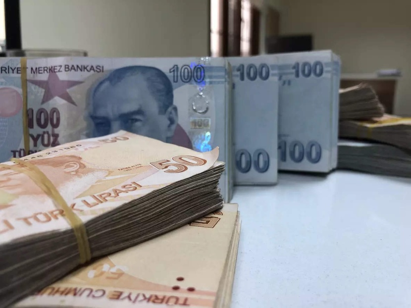 الليرة التركية تتراجع إلى 16.66 للدولار بعد تعهد بمزيد من خفض أسعار الفائدة 