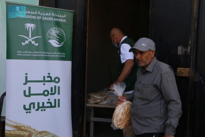  مركز الملك سلمان للإغاثة يواصل توزيع الخبز على العائلات المحتاجة من السوريين واللبنانيين والفلسطينيين القاطنين في شمال لبنان