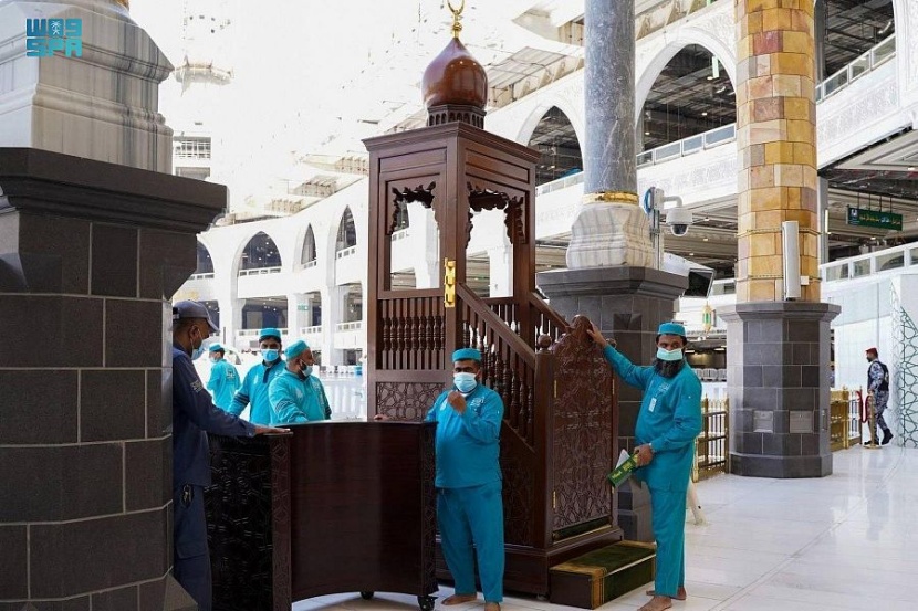 15 دقيقة لنقل منبر خطيب المسجد الحرام إلى موقعه داخل صحن المطاف