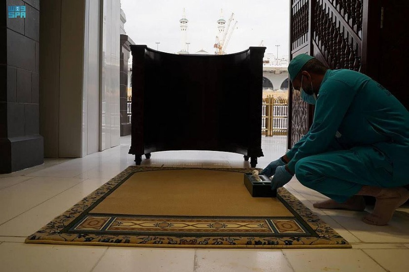 15 دقيقة لنقل منبر خطيب المسجد الحرام إلى موقعه داخل صحن المطاف