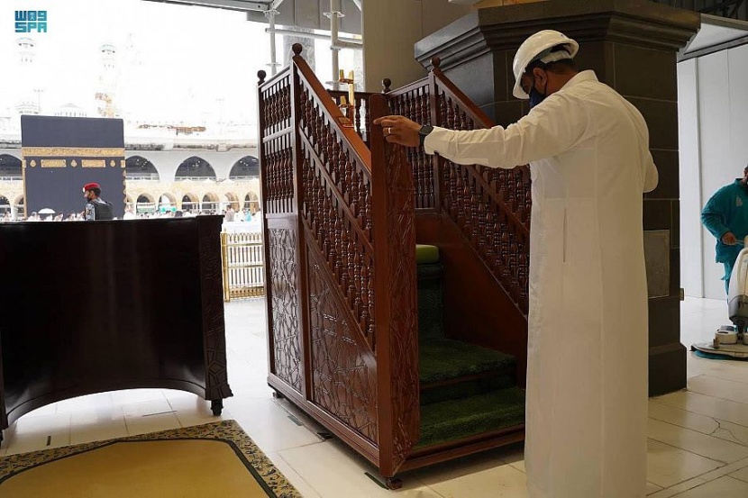 15 دقيقة لنقل منبر خطيب المسجد الحرام إلى موقعه داخل صحن المطاف
