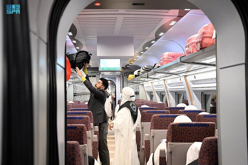 قطار الحرمين يسهل انتقال الحجاج بين المدينة ومكة