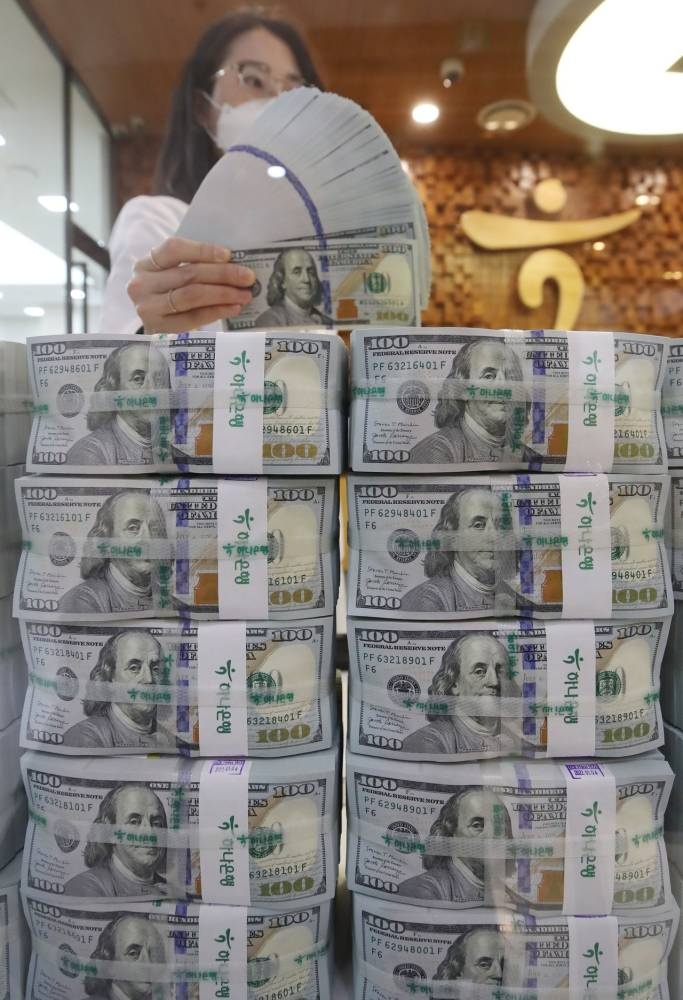 الفائدة خطر في طريق الشركات العالمية .. 6 تريليونات دولار ديون قد تفجر أزمة 