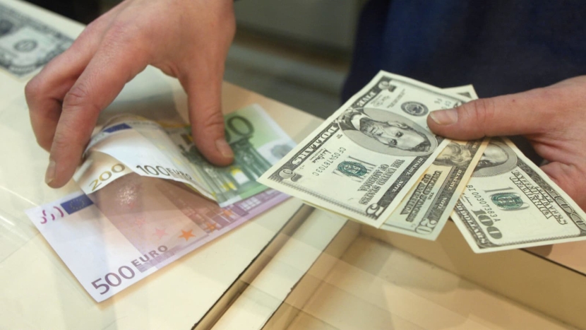 اليورو يهبط لأدنى مستوى في عقدين أمام الدولار بفعل مخاوف أسعار الطاقة