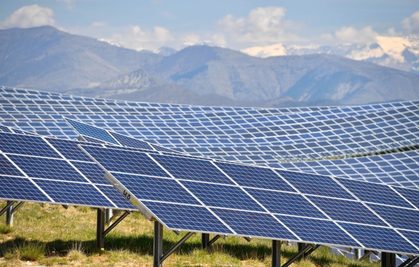 الطاقة الشمسية.. الاستثمارات العالمية في المشاريع ترتفع 33% والتكاليف تنخفض 85%