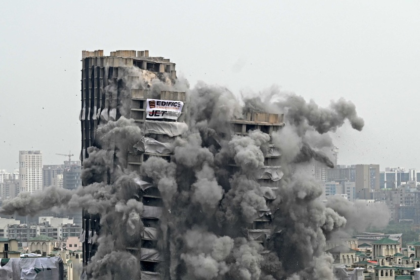 هدم ناطحتي سحاب بالهند في أقل من 10 ثوان