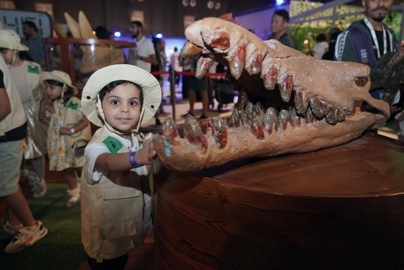 مهرجان العودة إلى الرياض يأخذ الزوار لمشاهدة الأجرام السماوية والحيوانات المنقرضة