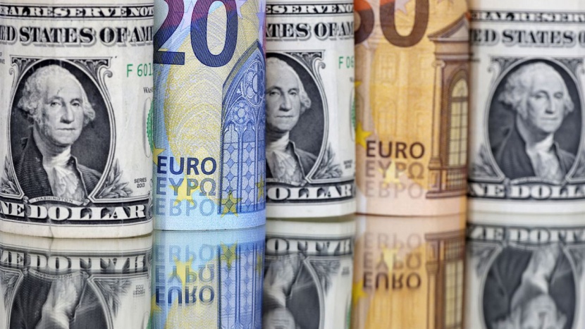 اليورو يتراجع مقابل الدولار بفعل مخاوف الركود ورفع أسعار الفائدة