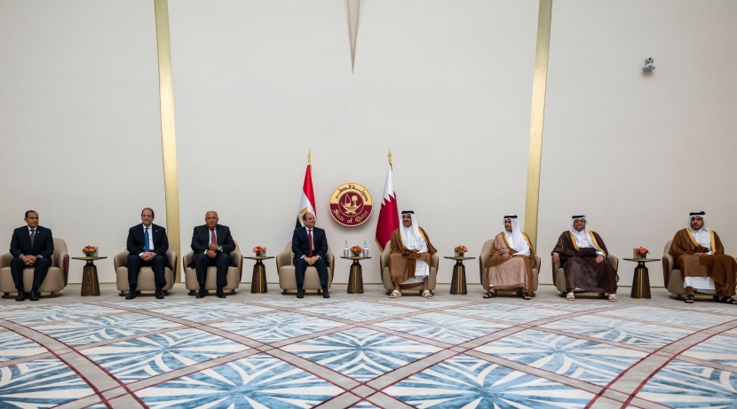 الرئيس المصري يصل قطر لأول مرة منذ توليه منصبه
