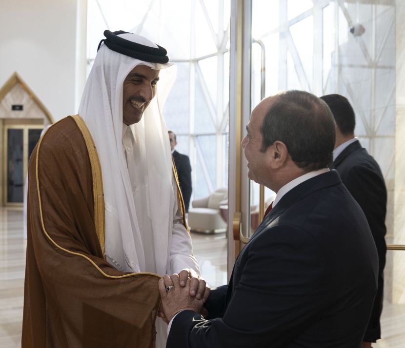 الرئيس المصري يصل قطر لأول مرة منذ توليه منصبه