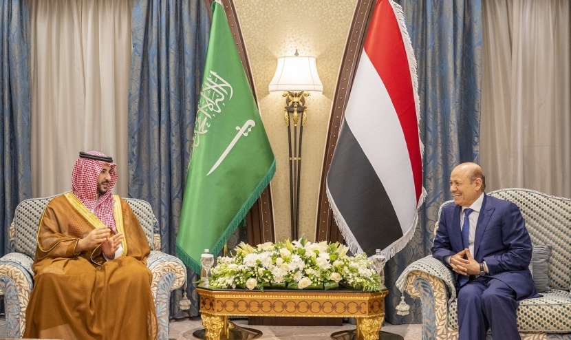 وزير الدفاع يبحث مستجدات الأوضاع مع  رئيس مجلس القيادة الرئاسي اليمني