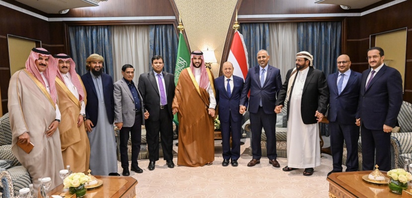 وزير الدفاع يبحث مستجدات الأوضاع مع  رئيس مجلس القيادة الرئاسي اليمني