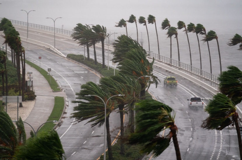 فلوريدا تغرق في الظلام بعد فيضانات كارثية بفعل الإعصار إيان