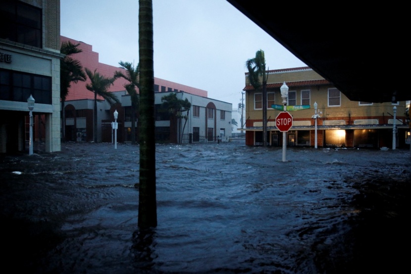 فلوريدا تغرق في الظلام بعد فيضانات كارثية بفعل الإعصار إيان