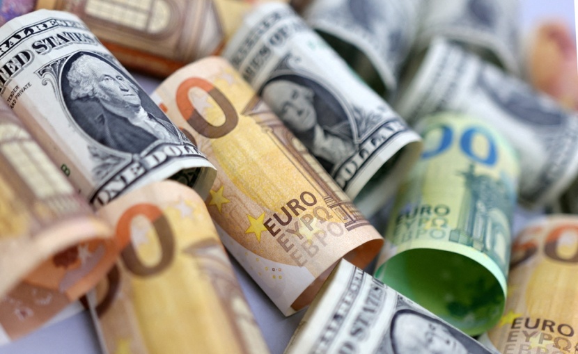 التضخم  يضغط على الاسترليني والدولار يتمسك بذروة 32 عاما أمام الين