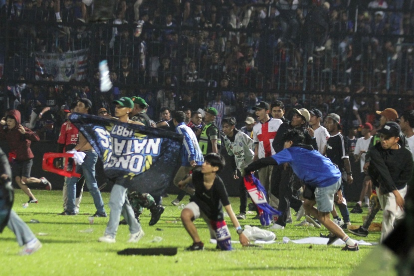 رئيس إندونيسيا يأمر بإيقاف الدوري بعد وفاة 174 مشجعا 