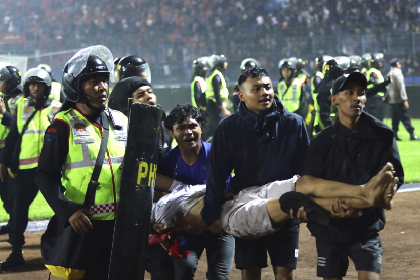 رئيس إندونيسيا يأمر بإيقاف الدوري بعد وفاة 174 مشجعا 