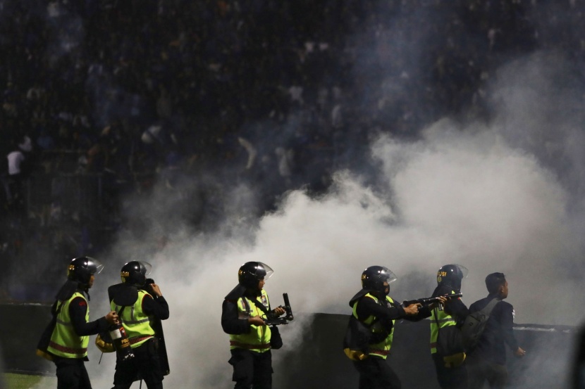رئيس إندونيسيا يأمر بإيقاف الدوري بعد وفاة 174 مشجعا 
