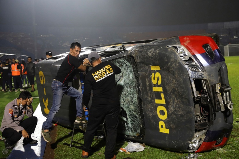 رئيس إندونيسيا يأمر بإيقاف الدوري بعد وفاة 174 مشجعا 