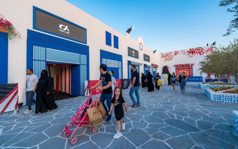 "اوتلت 2022" يتيح لزواره التجول بين الأزياء العالمية ونقوشها الجمالية