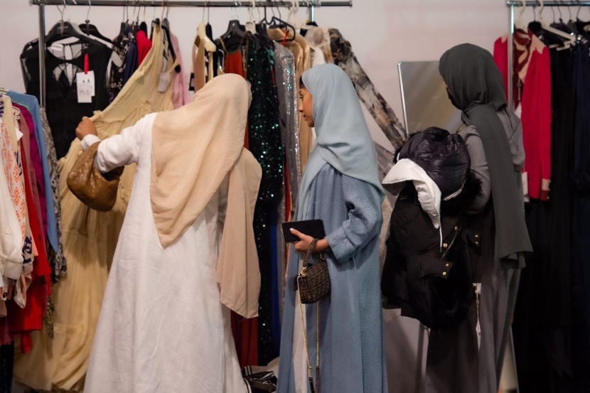 "اوتلت 2022" يتيح لزواره التجول بين الأزياء العالمية ونقوشها الجمالية