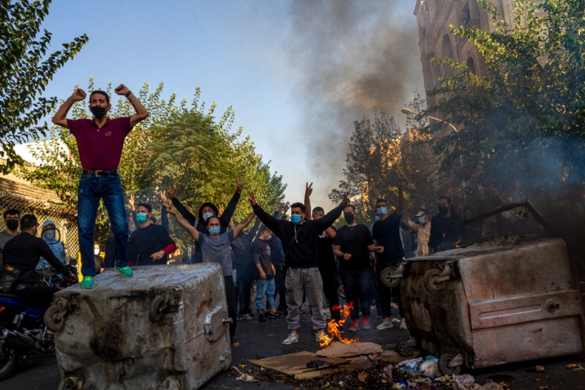 الإيرانيون يواصلون احتجاجاتهم ويطالبون بإسقاط النظام .. ويهتفون "الموت للديكتاتور"