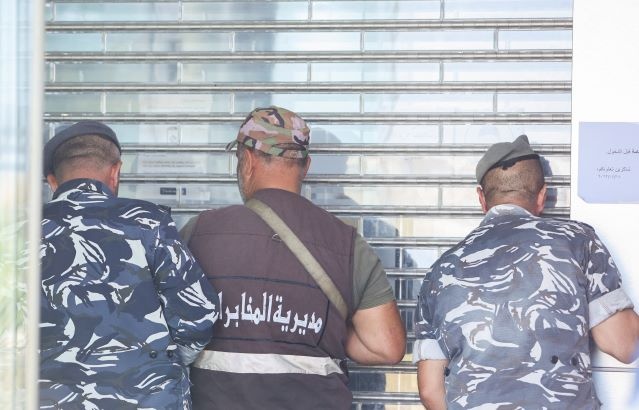 مودعون مسلحون يقتحمون 3 بنوك لبنانية بسبب قيود السحب