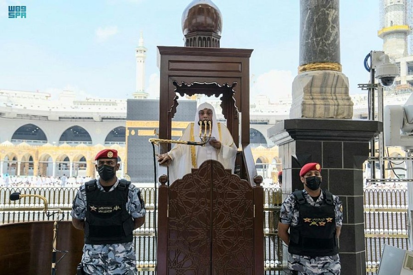 خطيب المسجد الحرام : قابلوا أذى الجاهلين بالصبر لا بالانتقام