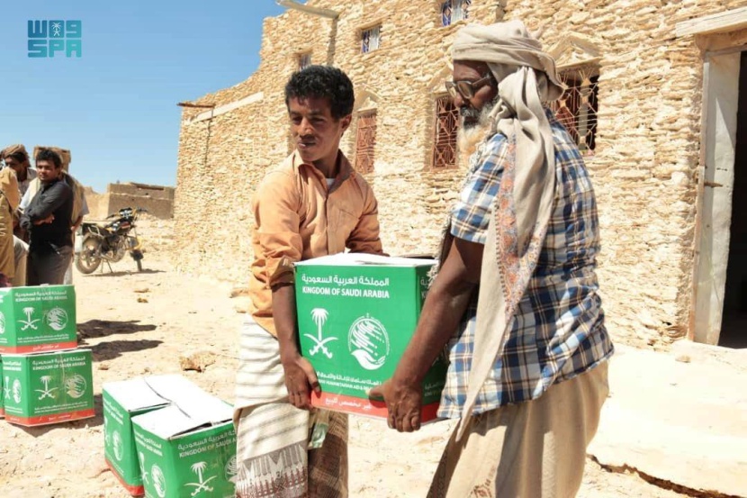 استمرار توزيع المساعدات السعودية الغذائية والإيوائية في باكستان والصومال واليمن