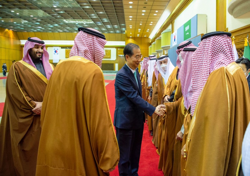 ولي العهد يصل إلى العاصمة الكورية سيئول وفي مقدمة مستقبليه رئيس الوزراء