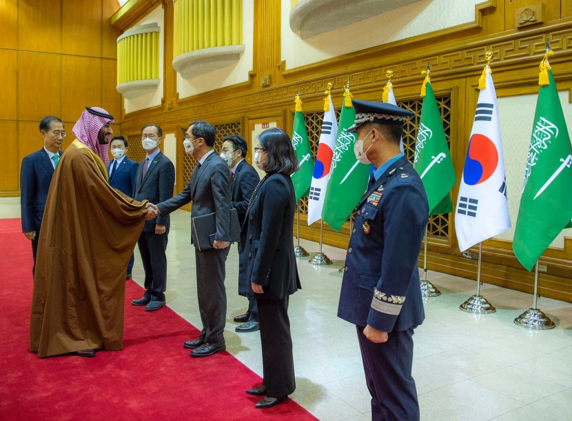 ولي العهد يصل إلى العاصمة الكورية سيئول وفي مقدمة مستقبليه رئيس الوزراء