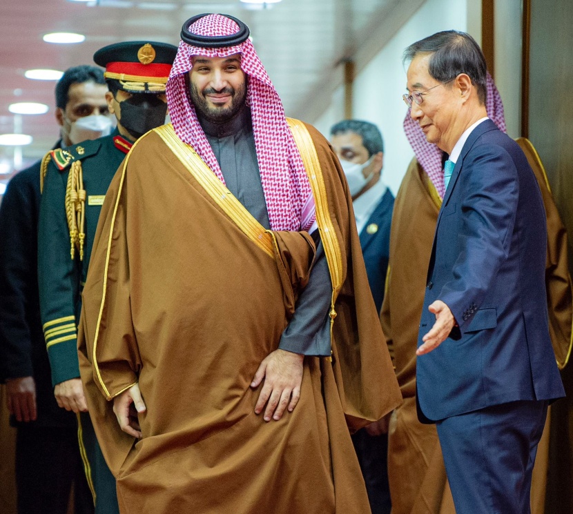 ولي العهد يصل إلى العاصمة الكورية سيئول وفي مقدمة مستقبليه رئيس الوزراء