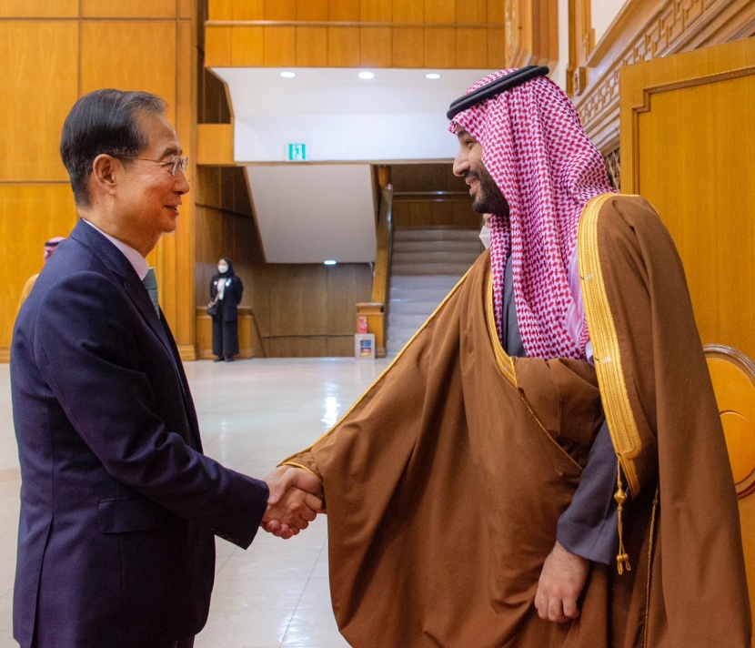 ولي العهد يصل إلى العاصمة الكورية سيئول وفي مقدمة مستقبليه رئيس الوزراء
