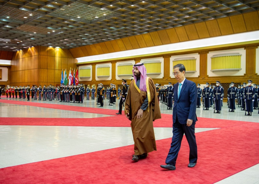 ولي العهد يصل إلى العاصمة الكورية سيئول وفي مقدمة مستقبليه رئيس الوزراء