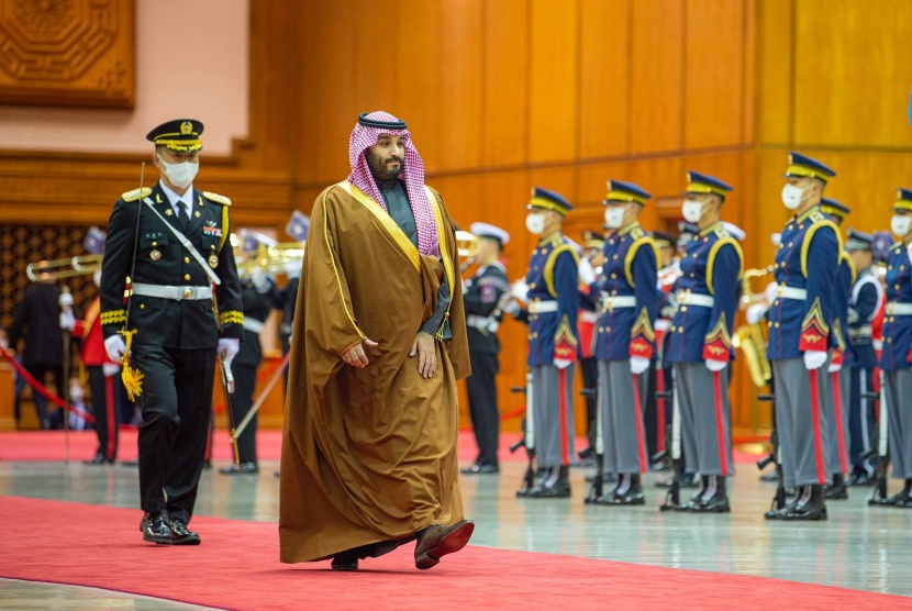 ولي العهد يصل إلى العاصمة الكورية سيئول وفي مقدمة مستقبليه رئيس الوزراء