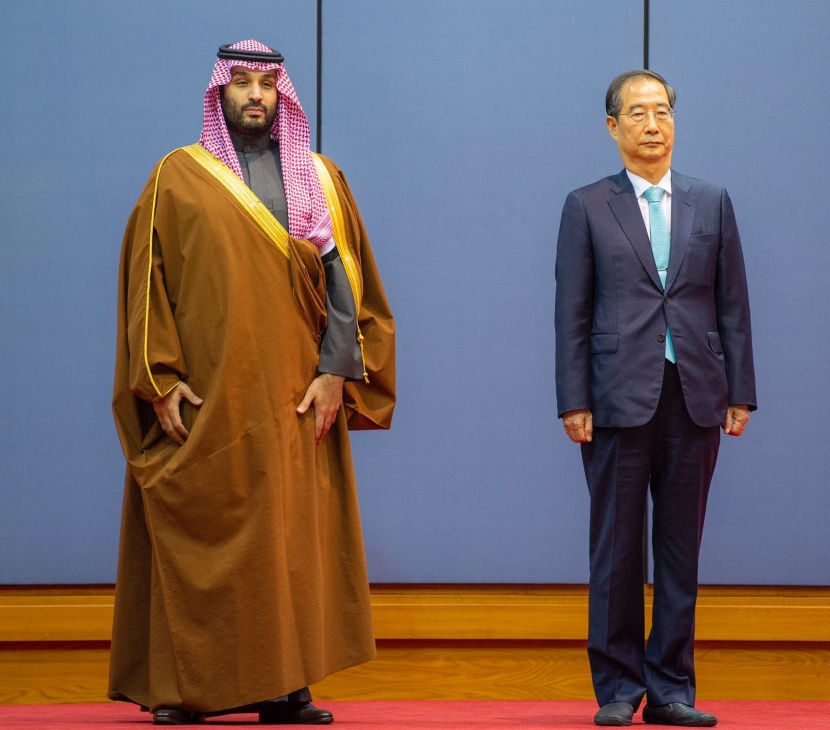 ولي العهد يصل إلى العاصمة الكورية سيئول وفي مقدمة مستقبليه رئيس الوزراء