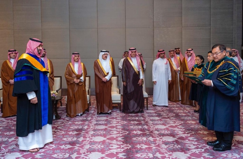 ولي العهد يتسلم الدكتوراه الفخرية من جامعة كاسيتسارت التايلاندية