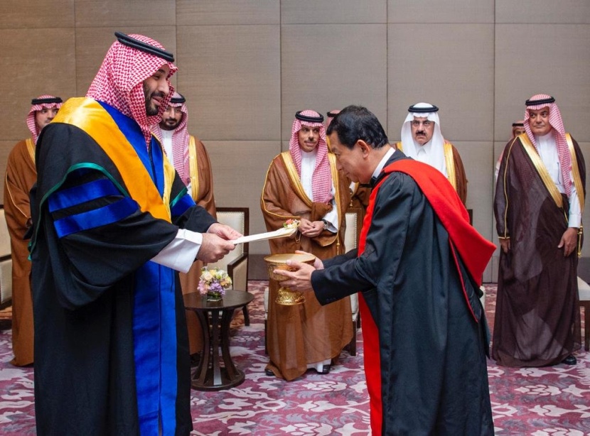 ولي العهد يتسلم الدكتوراه الفخرية من جامعة كاسيتسارت التايلاندية