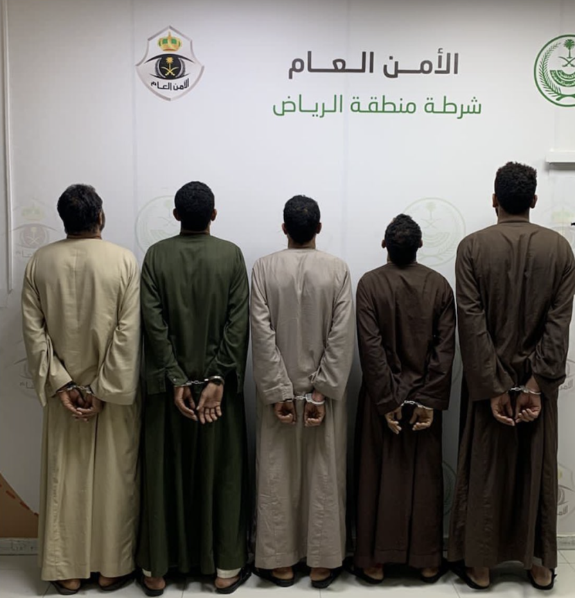 القبض على 5 مقيمين لترصدهم لشاحنات النقل والاستيلاء على ما تحويه من بضائع