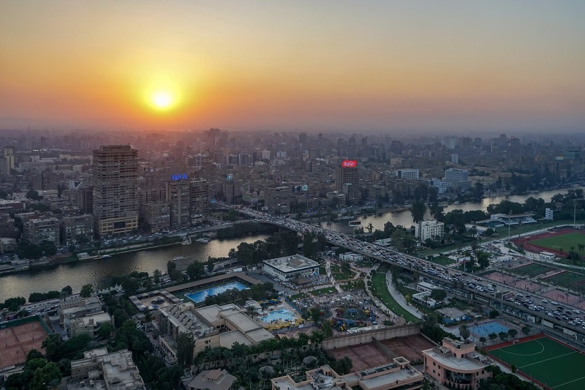 ارتفاع التضخم يدفع شركات مصرية لخفض التكاليف ووقف مكافآت الموظفين