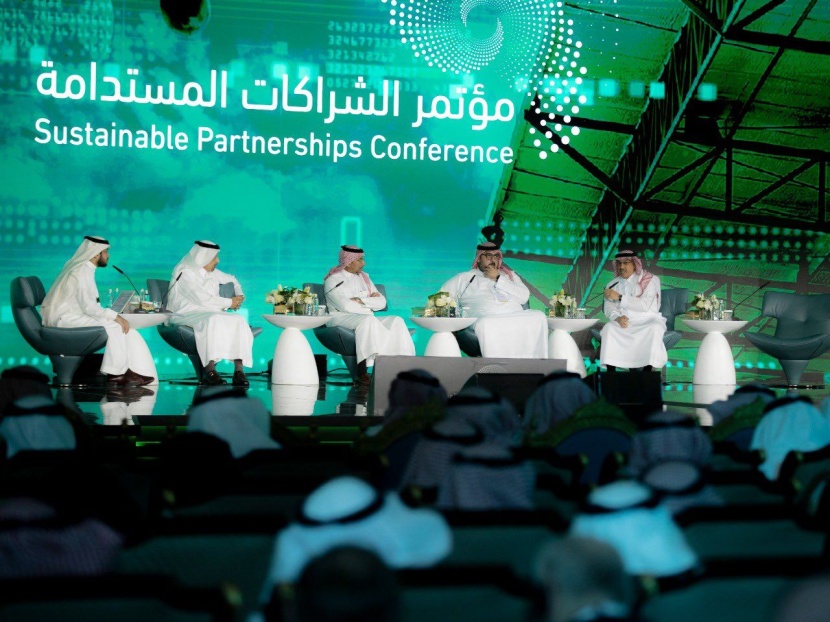 في مؤتمر الشراكات المستدامة‬⁩ ..4 وزراء يتفاعلون بحرارة مع "الأخضر"
