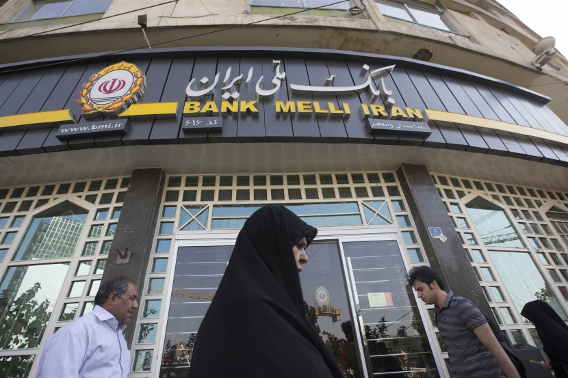  إقالة مدير مصرف لخدمته امرأة غير محجبة في إيران