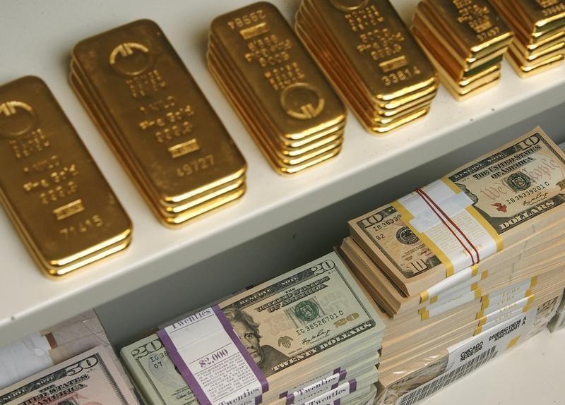 الذهب يرتفع مع انخفاض الدولار .. والتركيز على اجتماع الاحتياطي الفيدرالي