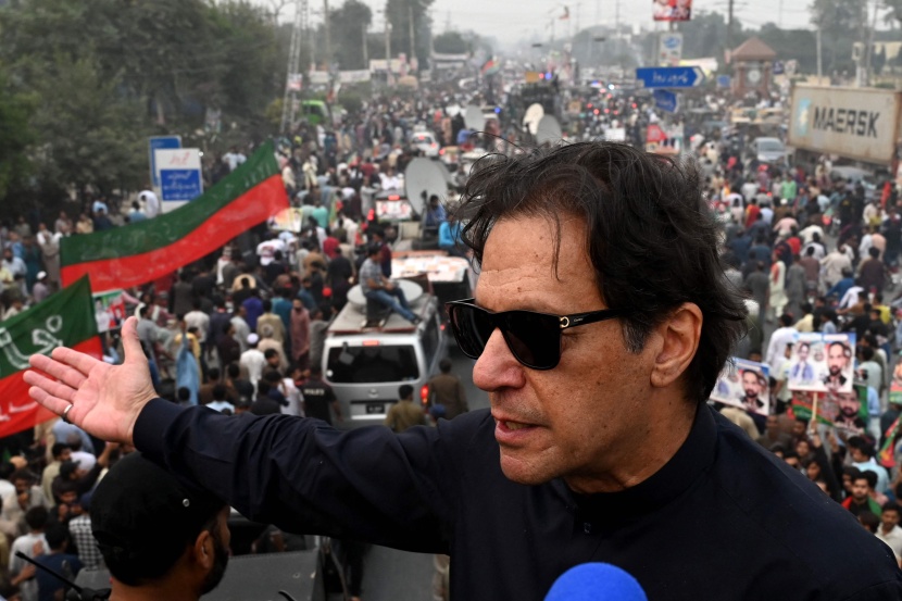إصابة رئيس الوزراء الباكستاني السابق عمران خان في قدمه إثر إطلاق نار خلال تجمع سياسي 