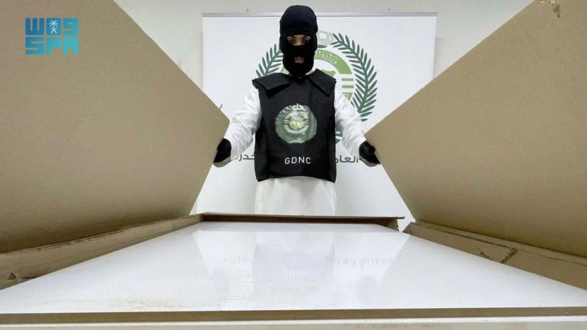 ضبط أكثر من مليوني قرص إمفيتامين مخبأة داخل ألواح مطابخ خشبية في الرياض