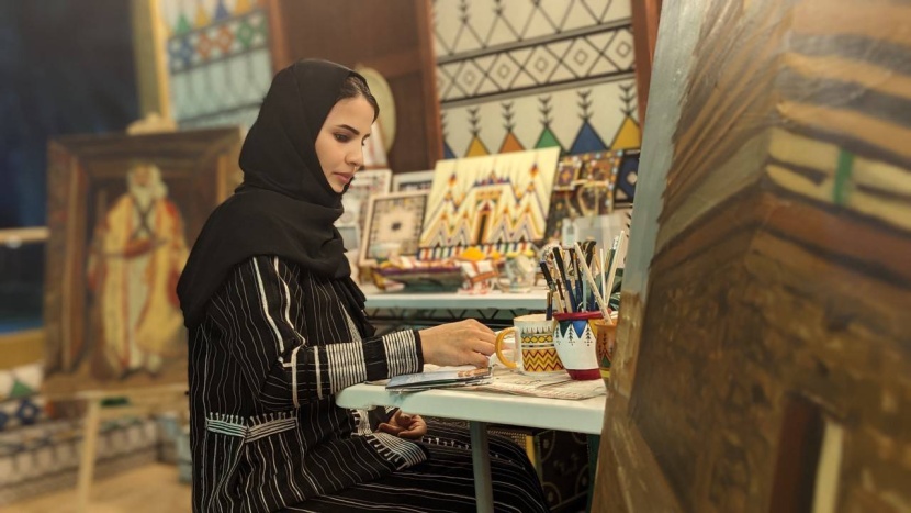 التشكيلية فاطمة مبارك تسافر بالقط العسيري إلى قلوب جماهير كأس العالم