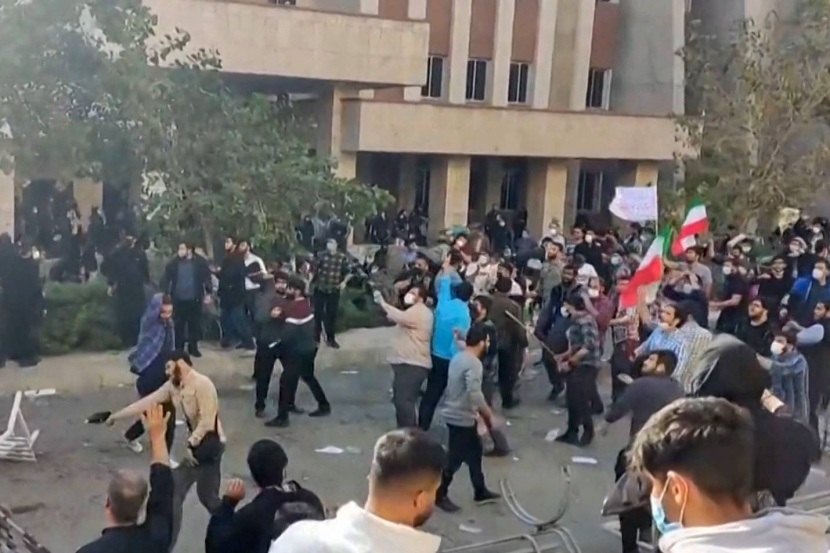 برلمانيون في إيران يطالبون بعقوبات مشددة بحق المتظاهرين وسط احتدام الاحتجاجات
