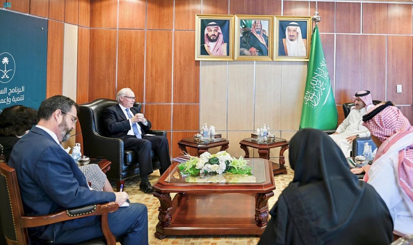السفير آل جابر يبحث جهود السلام مع المبعوث الأمريكي إلى اليمن