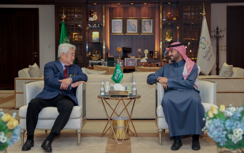 نيابة عن ولي العهد .. وزير الرياضة يتسلم الحزام الشرفي للاتحاد الدولي للتايكوندو